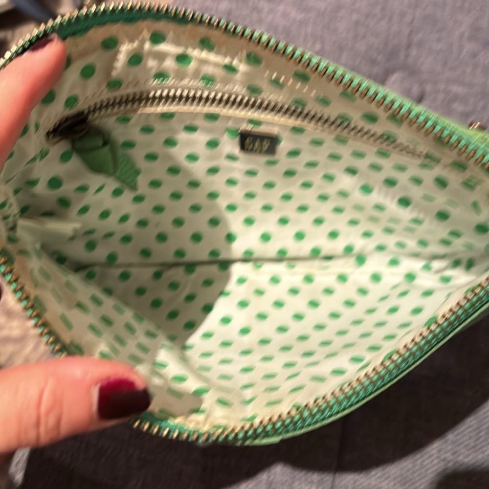 Gap 100% leather Kelly green wristlet - Picture 3 of 8